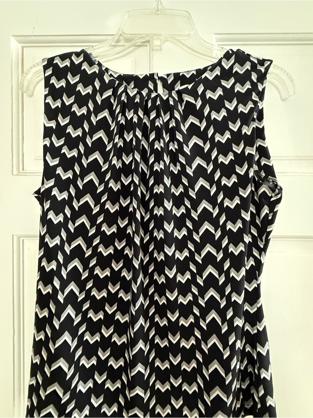 Calvin Klein Women's Black & White Chevron Sleeveless blouse